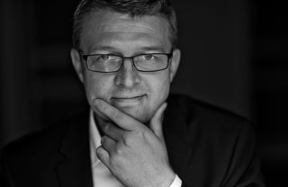 Tašku na střechu a plech můžu dovézt z Číny, pokrývače těžko 