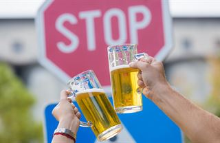 Čím víc opilců, tím víc bitek. Nebojme se slova na P
