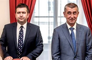 Budeme rozdávat. Ať to stojí, co to stojí…