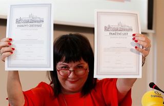 Ochráním vás před inflací a přidám bonus. Schillerová láká na nové spořicí dluhopisy