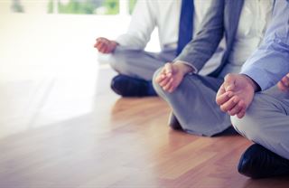 Óm. Zlý kapitalista zklidňuje zaměstnance meditací