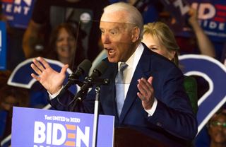 Trump by se měl bát Bidena, Sanderse by si namazal na chleba