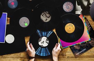 Investice do umělé hmoty. S vinylem se i pomazlíte