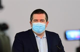 Zachránce v červeném svetru, či vlastizrádce? Hamáček hraje vabank