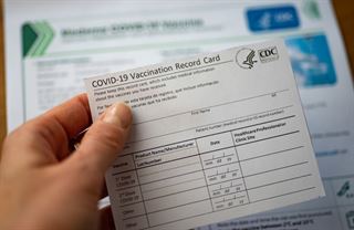 Naočkován v cizině? Nezájem. Lenost českých byrokratů dělá z lidí druhořadé občany
