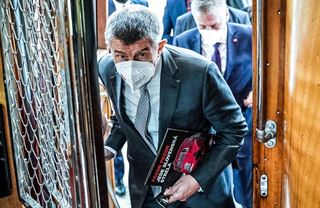 Drzé čelo a teflonové svědomí. Babiš je jen klasický kapitalista z 90. let, který dělá ze všech zboží