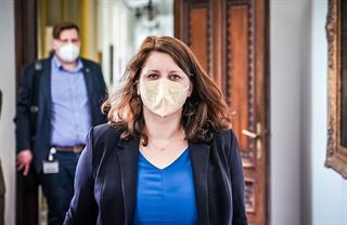 Zvyšme minimální mzdu. Stačí moudrá vláda a z Česka bude Švýcarsko