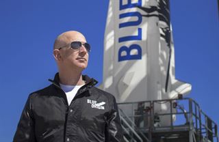 Bezos letí do vesmíru. Na křídlech bezohlednosti k dělníkům Amazonu