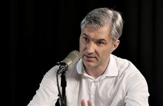 Firmy budou muset dostat lidi zpátky do kanceláří, říká Bajgar