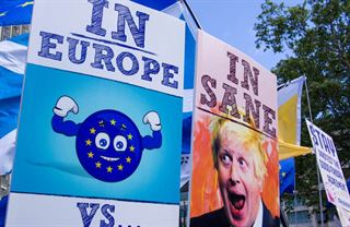 Chcete žít v Británii? Tak do fronty a začněte se modlit