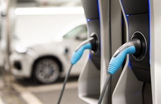 Auta na baterky očima expertů. Má stát podporovat rozvoj elektromobility?