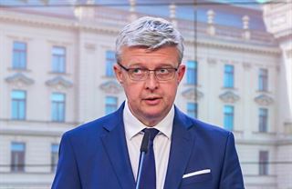 Stačí makat, ne si mrazit platy. Vládní divadlo má vážné trhliny