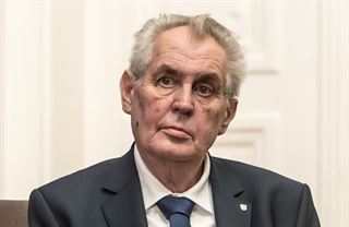 Srolovat a omlátit o hlavu! Ústavu nemusí ohýbat jen Zeman