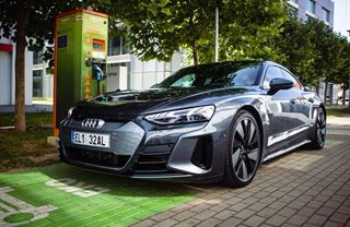 Dlouhé cestování elektromobilem? Tohle placaté Audi může být klíčem