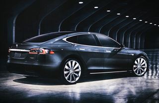 Bohatí elektromobilem, chudí pěšky. Vážně se blíží konec dostupných aut?