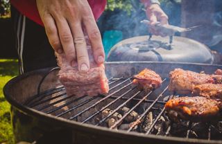 Proti chicagským větrům. Jak vznikla moderní americká grilovačka