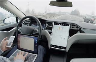 Paradox aut budoucnosti: čím lepší autopilot, tím spíš vás zabije