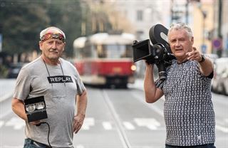 Listopad 89 na vlastní čočku. Nás nech, jsme od Jakeše, líčí řežbu reportéři