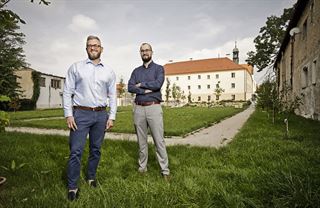 Důstojné stáří jen pro bohaté? Tenhle domov v Mělníku dokazuje, že to jde jinak