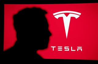Geniální tah, nebo známka problémů? Tesla zlevňuje na úroveň škodovek