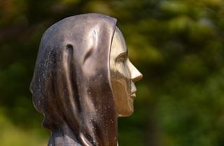 Kdo je Satoshi Nakamoto? Odhalujeme identitu tajemného tvůrce bitcoinu