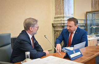Levá přidává, pravá škrtá. Vláda káže střídmost, přitom sama rozhazuje