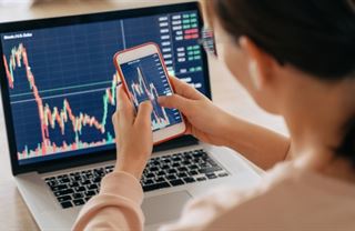 Investorky jdou s věkem do většího rizika. Muži to mají naopak, říká průzkum