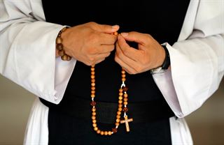 Přiškrtíme byznys v sutanách? Zoufalý nápad, který nedává smysl