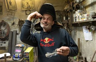Vedl firmu, svařil ponorku. Špona v oku? Horší jsou kuličky, říká osobitý svářeč