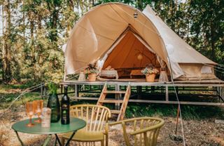 Ubytování v týpí, domku na stromě či jeskyni. Glamping zažívá v Česku boom