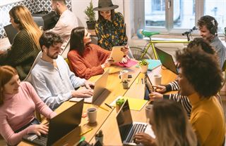 Plná zaměstnanost začíná být problém. Zbavíme se konečně zombie firem?