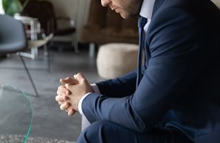 Vyšší daně, inflace i málo lidí a peněz. Firmy věští další nelehký rok