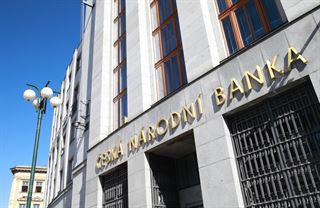 Nejrazantnější zásah od covidu. ČNB znovu snížila úrokové sazby, koruna oslabuje