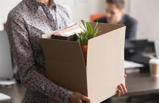 Firmy omezují nábory a začínají propouštět. Nezaměstnanost ale zůstává pod kontrolou