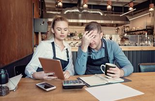 Bankrotů podnikatelů přibývá. Přijďte, hrajeme o přežití, volá i pražský Hangár Pub