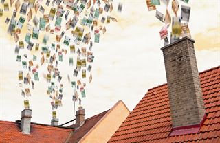 Česká absurdita: Vláda si půjčuje na provoz a obce nechávají vyletět miliardy komínem