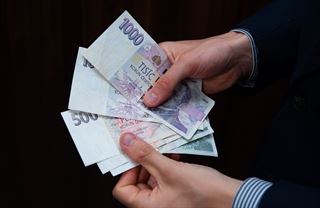 Sláva, zaručené mzdy končí. Vláda ruší nástroj, nad nímž žasli i bruselští regulovčíci