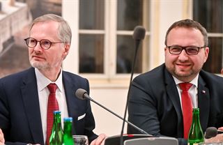 Vláda práská bičem, odstrašuje od švarcsystému. Zaberou vyšší tresty a odvody?