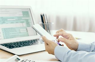 Elektronických daňových přiznání letos budou už tři čtvrtiny. Na podání zbývá jen pár dní