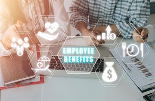 Firmy dál ruší zaměstnanecké bonusy. Bojuje se o zdravotní a sociální benefity