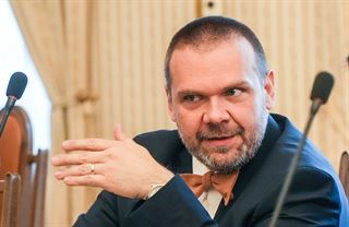 Vláda drtí firmy skrytými daněmi. Teď řeší absurdní změnu u koncesionářských poplatků