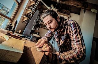 Kabelky s vůní kůže a dřeva. V Ogarbags mění v originální brašny třeba i skříň po babičce