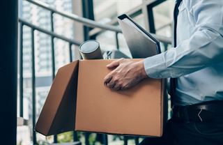 Míst je málo, opatrnost převládá. Čím dál míň lidí přemýšlí o změně práce