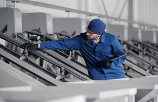 Deprese v průmyslu pokračuje, drží se už přes dva roky. Podniky odkládají investice