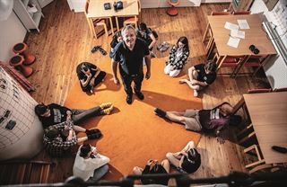 Bankéř, který chtěl učit matematiku. A tak z ničeho vydupal úspěšnou síť škol