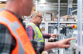 Průmysl vyhlíží světlo na konci tunelu. Zatím ale dál stagnuje