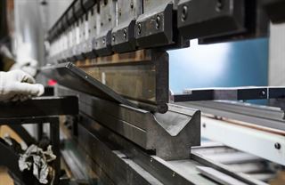 Průmyslová výroba dál kolísá. Lepším výsledkům brání i slabá poptávka ze zahraničí