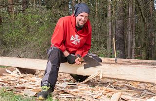 Zachránit, co se dá. Se sekerou se dají dělat kouzla, říká tesař a opravář historických staveb