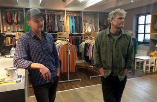 Jejich kostkované kalhoty kopírovali i v Číně. Rejoice i po 25 letech šije v Česku