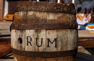 Komu smrdí rum, tomu smrdí práce. Jak se vyznáte v českých kořalkách a lihovarnících?